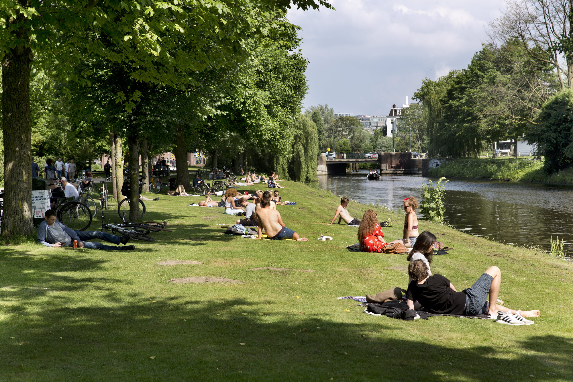 park langs singel met recreeerende mensen