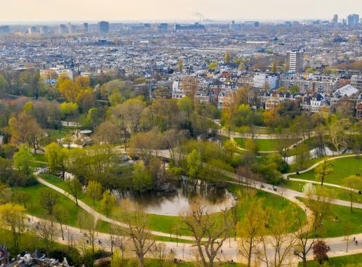 Luchtfoto van het Vondelpark met op de achtergrond Amsterdam