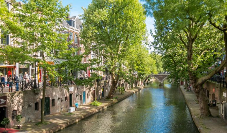 Utrecht binnenstad werfkelders langs gracht 