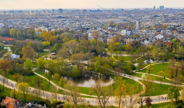 Luchtfoto van het Vondelpark met op de achtergrond Amsterdam