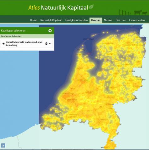Hemelhelderheid in de avond met bewolking