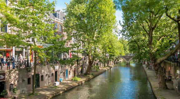 Utrecht binnenstad werfkelders langs gracht 