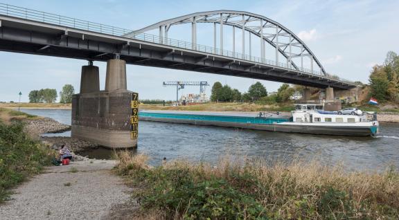 Brug met boot die er onder door vaart