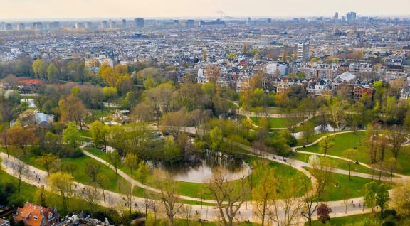 Luchtfoto van het Vondelpark met op de achtergrond Amsterdam