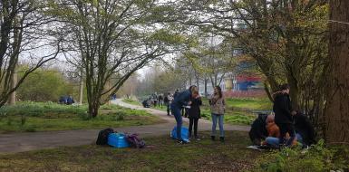 Globe dag bodemonderzoekers Mensen in een groene omgeving zijn bezig met de bodem onderzoeken